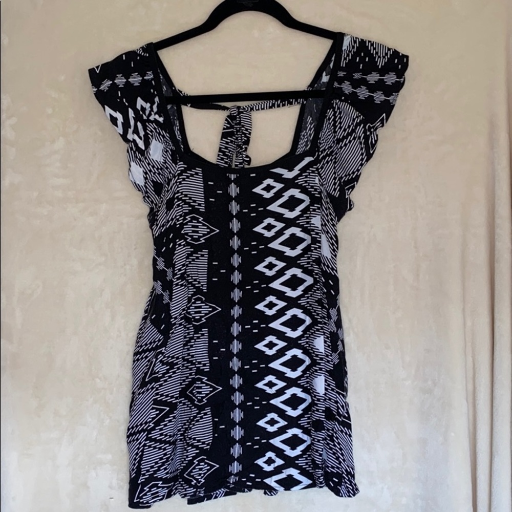 Hot Topic Back & White Aztec Print Top